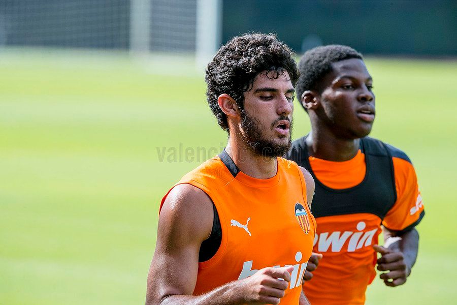 Guedes corre con Yunus Musah que apunta al once titular. (Foto de archivo: Valencia CF)