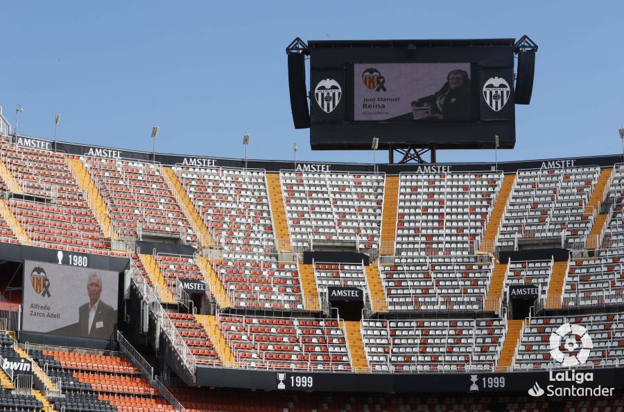  Homenaje del Valencia a Reina en el videomarcador.