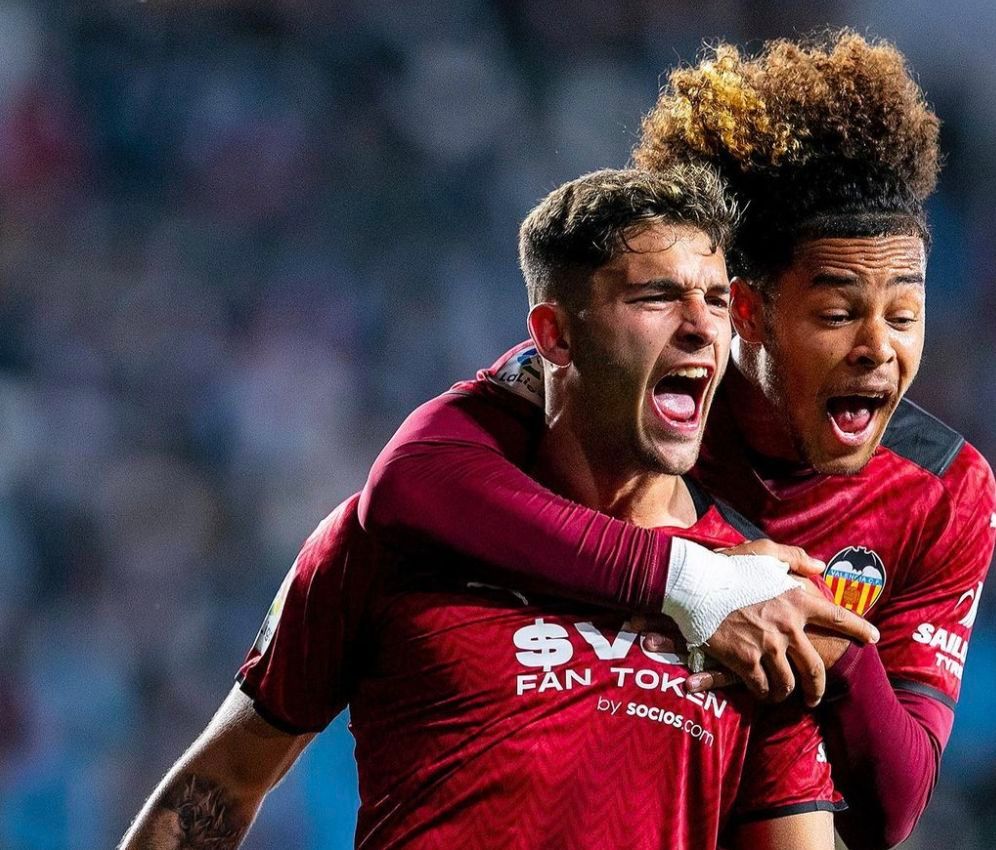  Hugo Duro celebra su gol con Koba