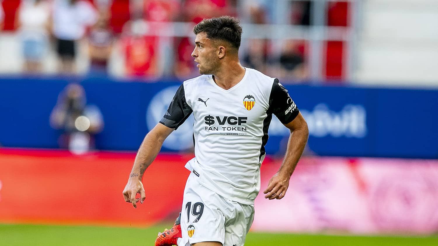  Hugo Duro debuta con el Valencia CF y lo hace de blanco