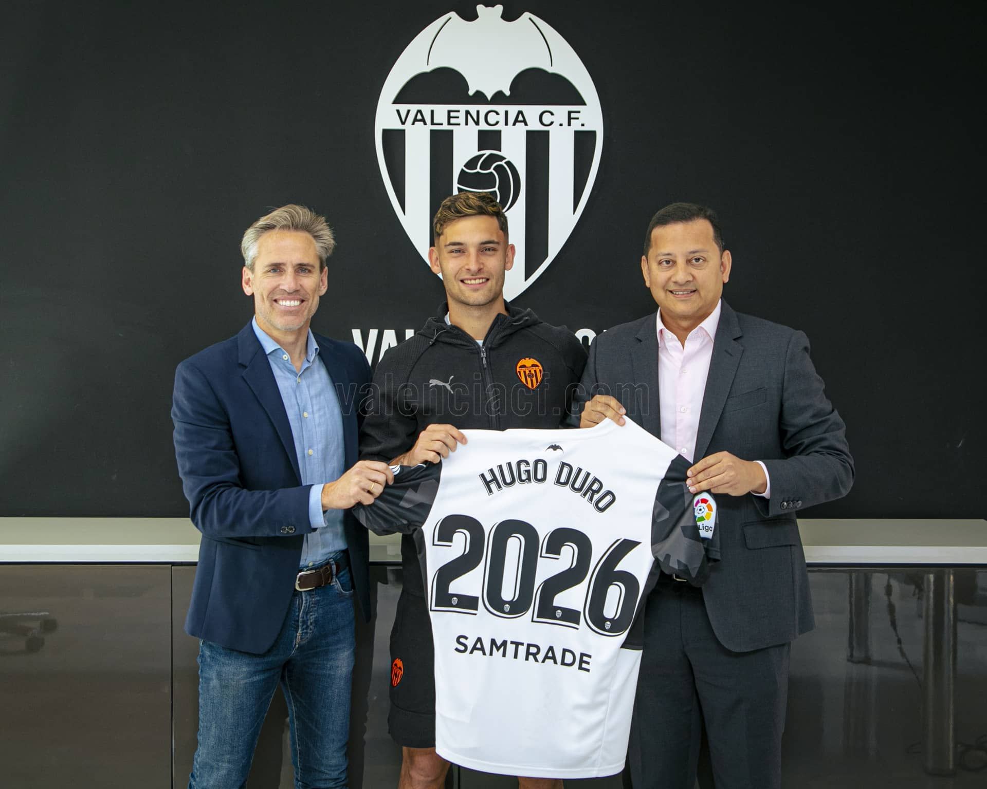  Hugo Duro firma con el Valencia CF