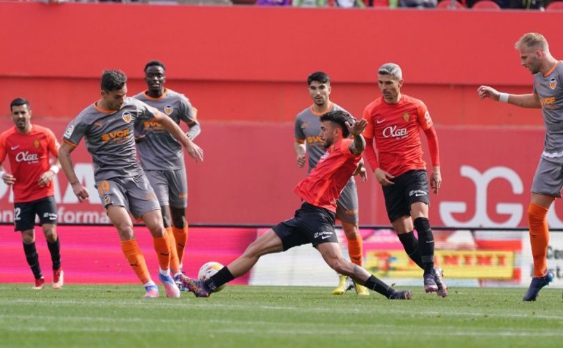  Hugo Duro pugna un balón en el Mallorca - Valencia.