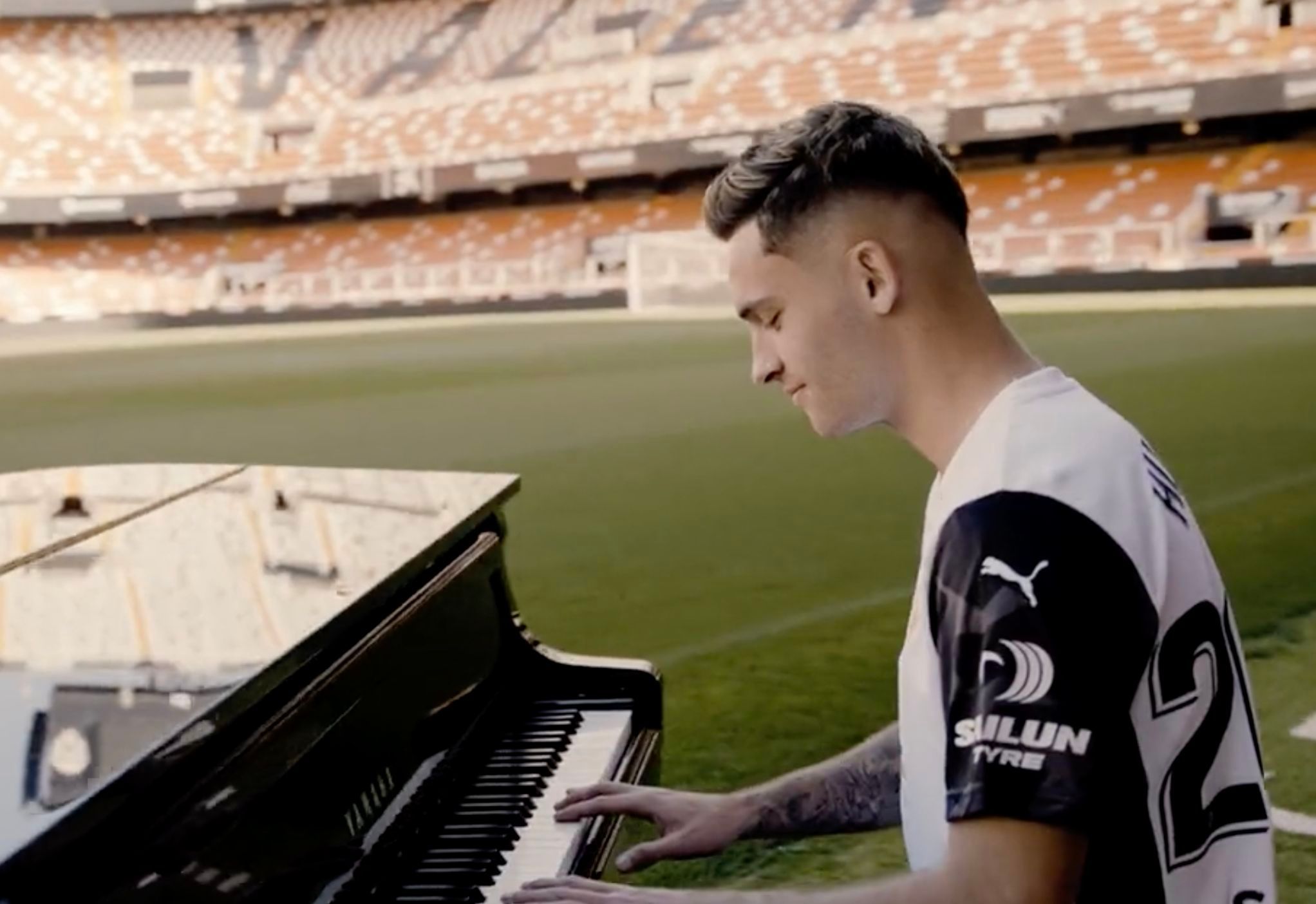  Hugo Duro toca el piano