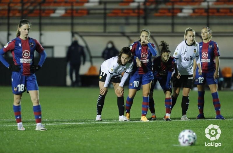 Imagen del último derbi de fútbol femenino disputado en el Puchades