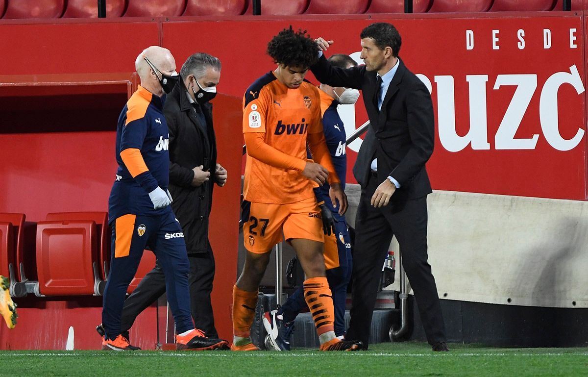  Javi Gracia y Koba, durante el Sevilla-Valencia de Copa.