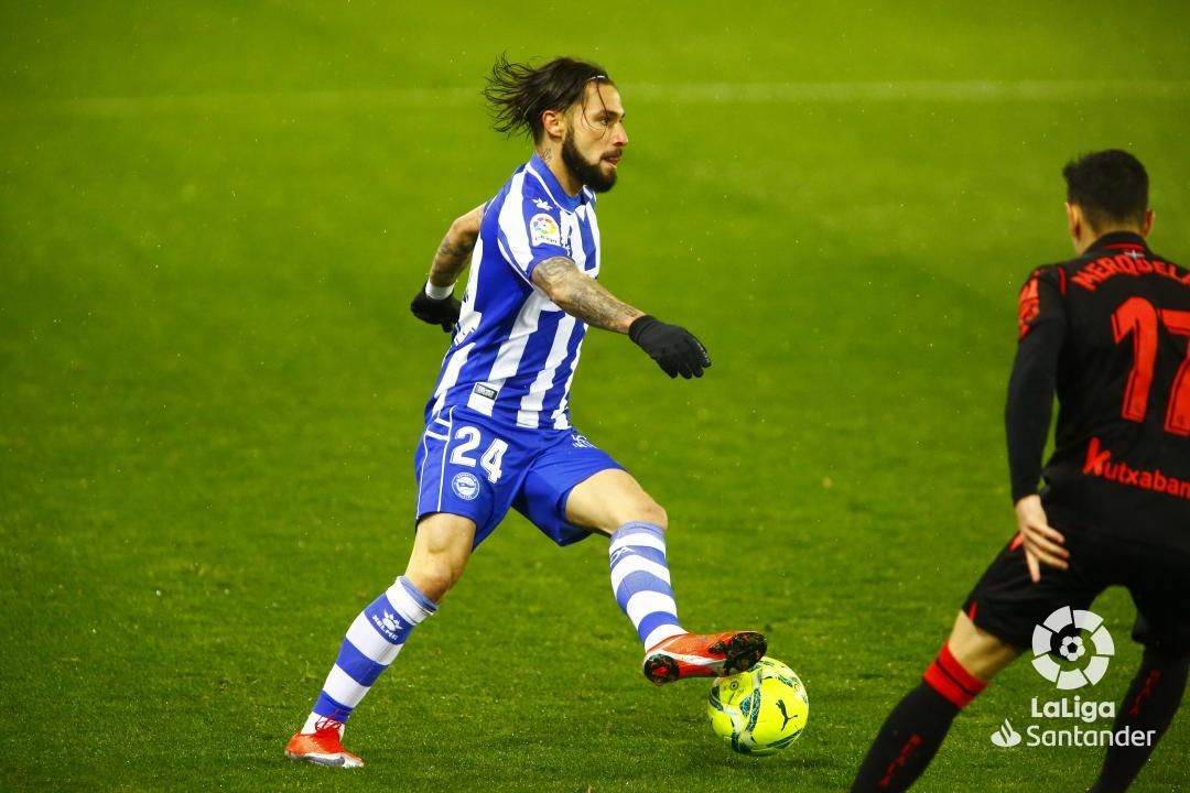  Jota Peleteiro controla el balón.