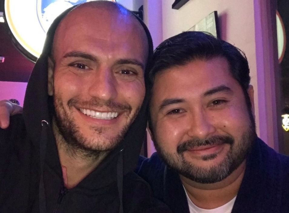 Kiko Insa a la izquierda con el Príncipe de Johor