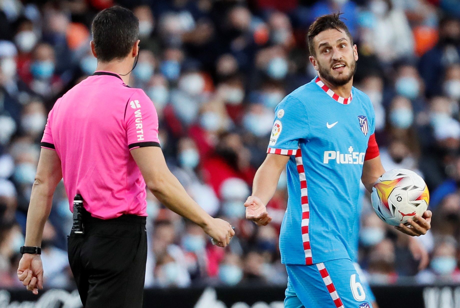  Koke protesta ante el árbitro en el Valencia-Atlético de Madrid.