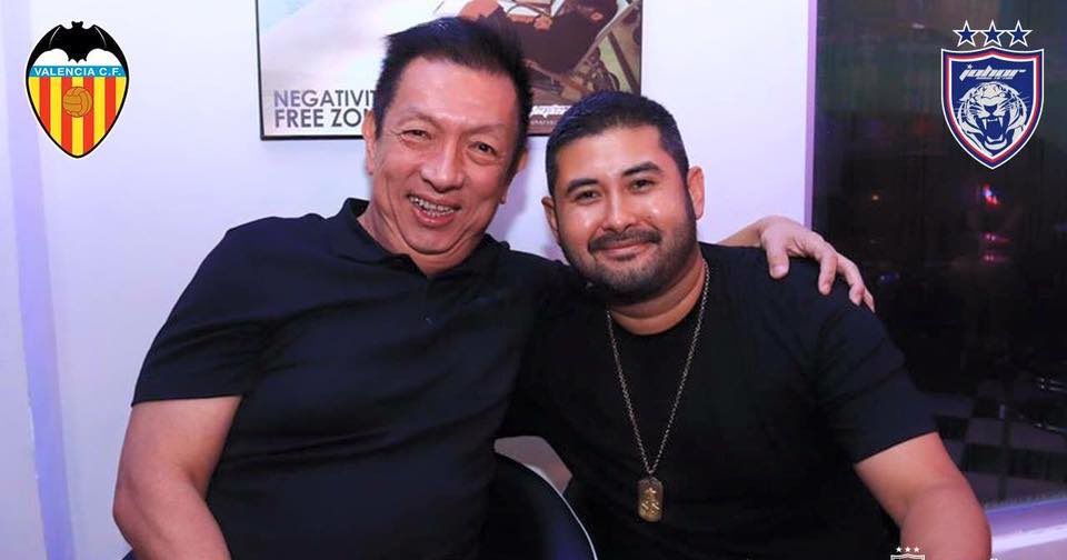 Peter Lim y el Príncipe de Johor posan para una foto en el pasado.