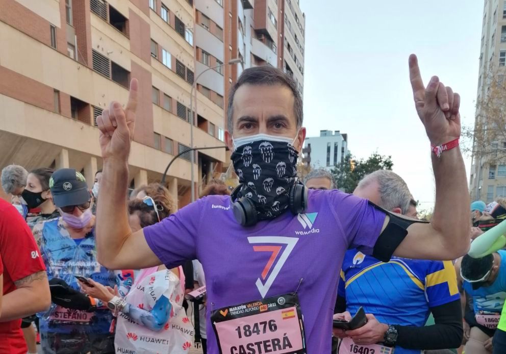 Los hermanos Casterá Brugada con el pañuelo homenaje a Waldo, Españeta y Castellanos