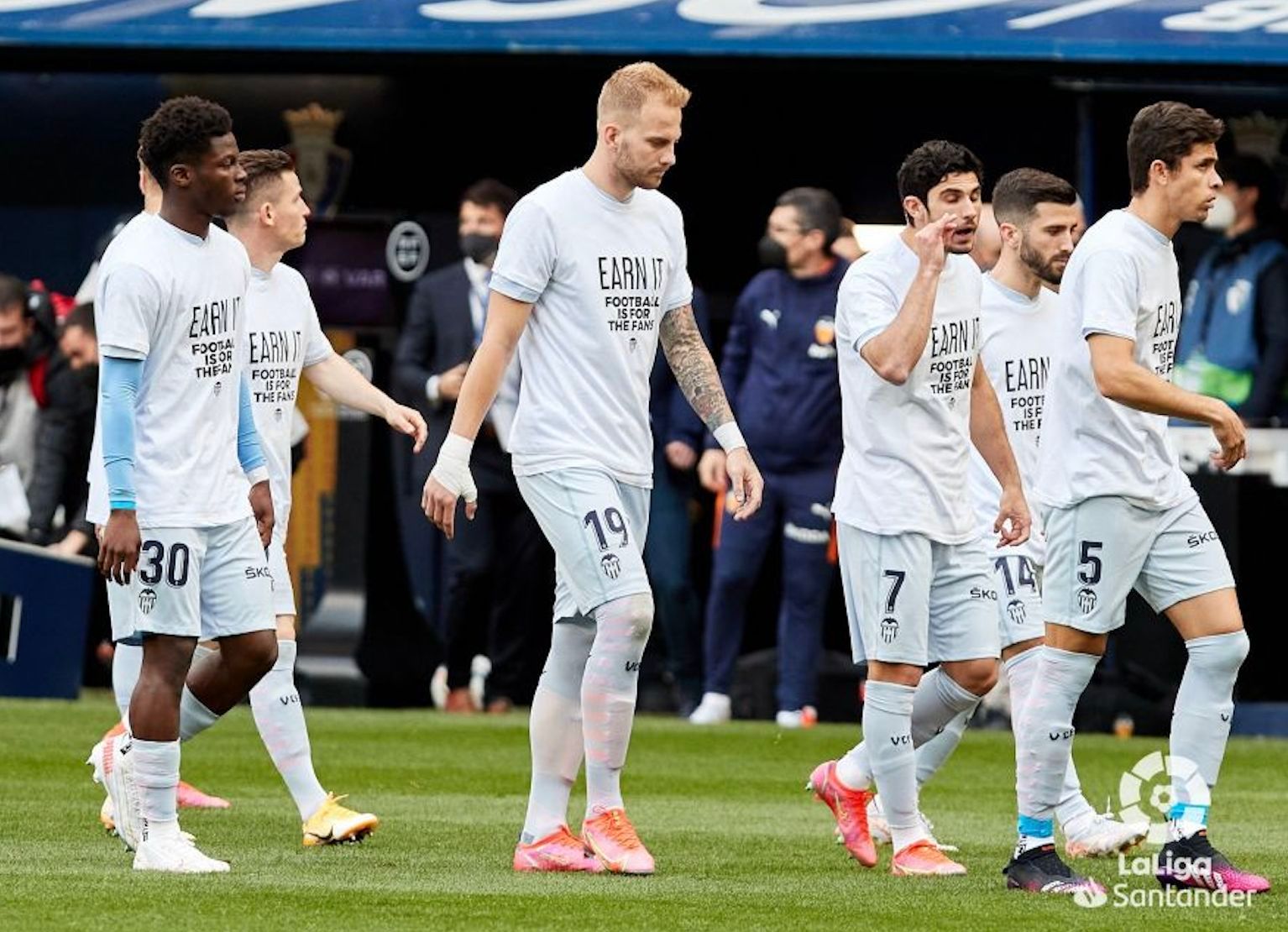 Los jugadores del Valencia CF con la camiseta contra la Superliga