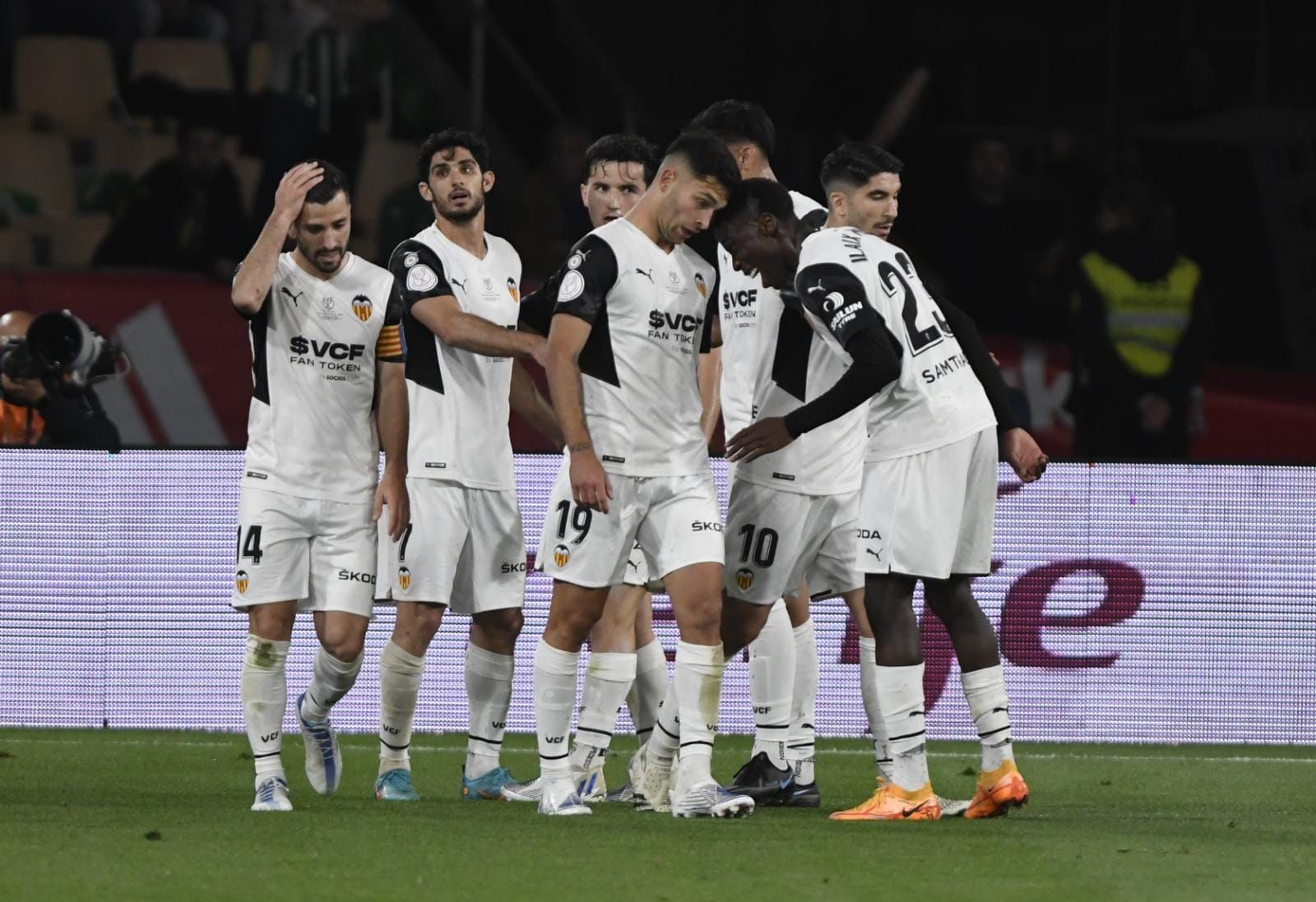 Los jugadores del Valencia celebran el gol de Hugo Duro en la final de la Copa