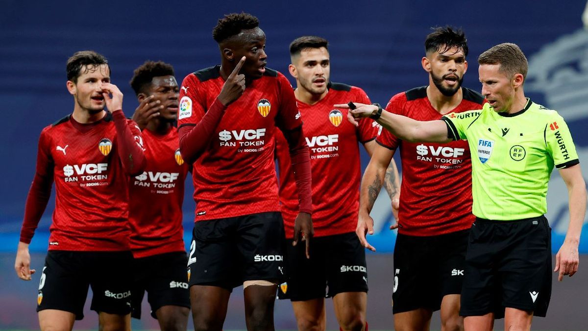  Los jugadores del Valencia CF protestan al árbitro con Hugo Guillamón a la izquierda