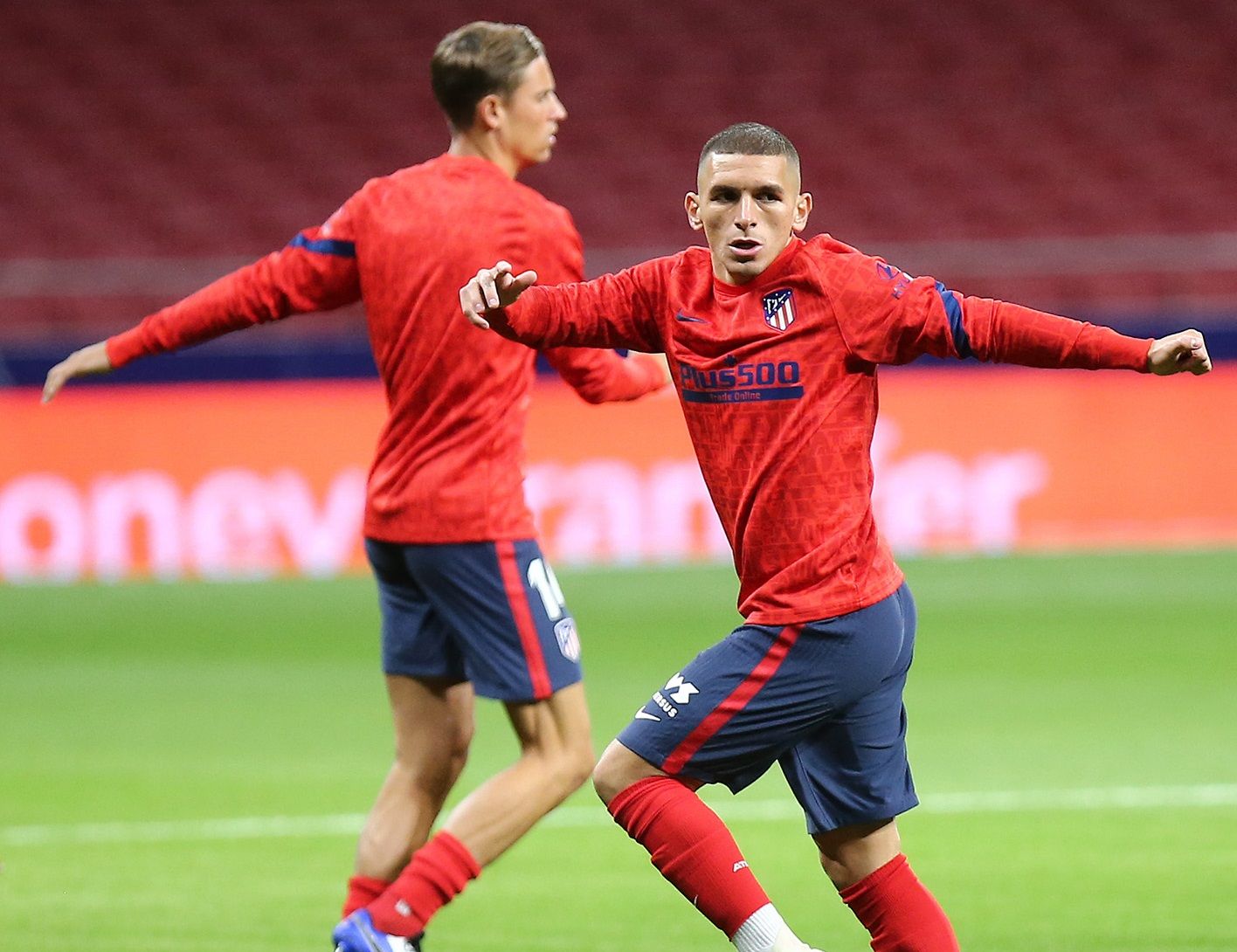  Lucas Torreira, en un calentamiento del Atlético de Madrid.