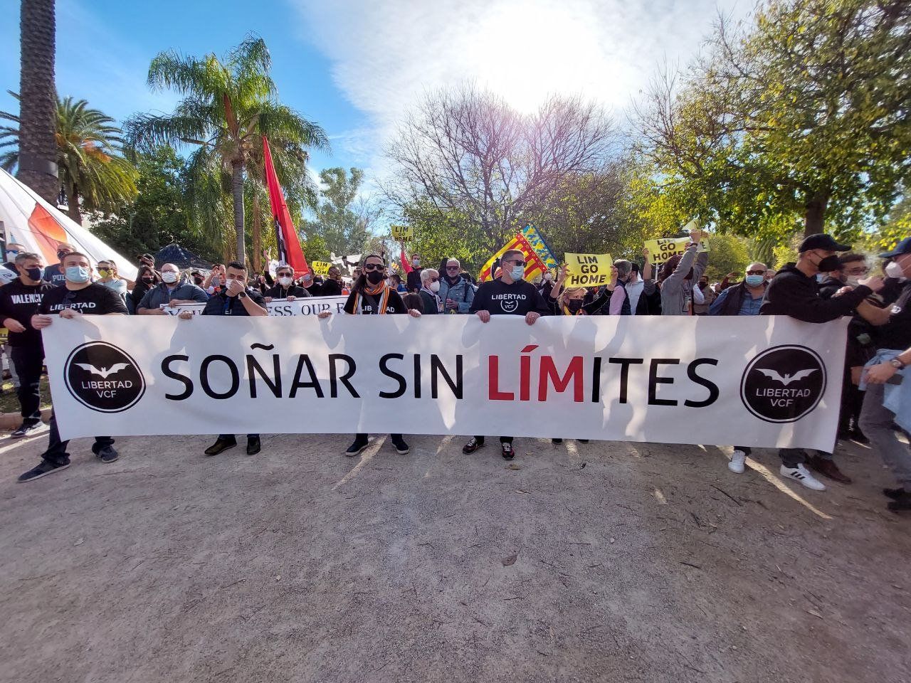  Manifestación del 11-D contra Peter Lim y pancarta de Libertad VCF