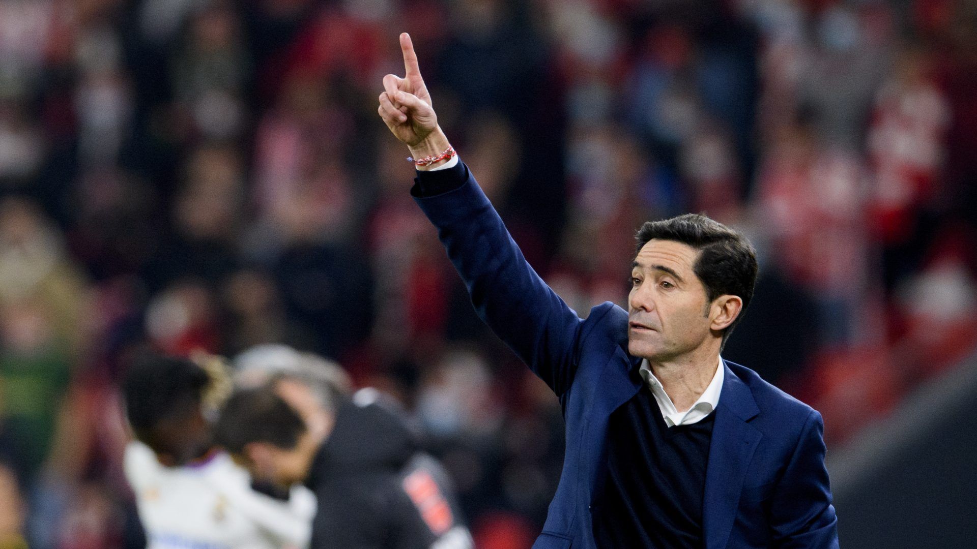 Marcelino señala en la Copa ante el Real Madrid.