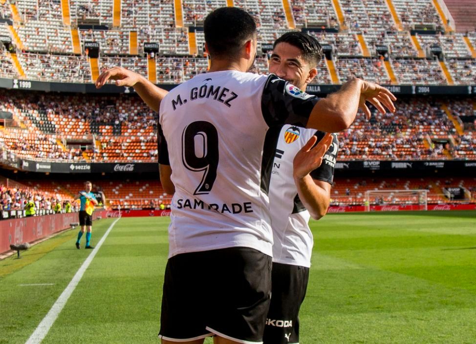  Maxi Gómez abrazado por Carlos Soler