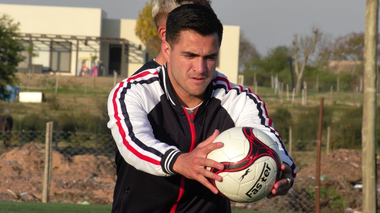  Maxi Gómez entrenando con el Paysandú