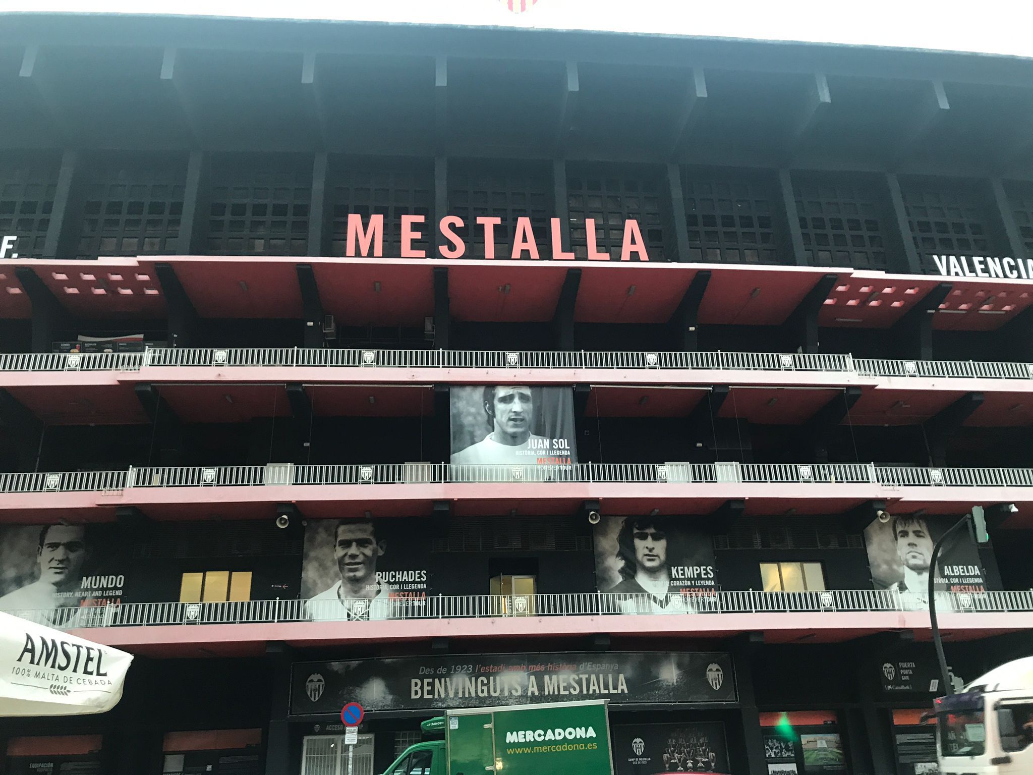  Mestalla se prepara para recibir al Real Madrid.