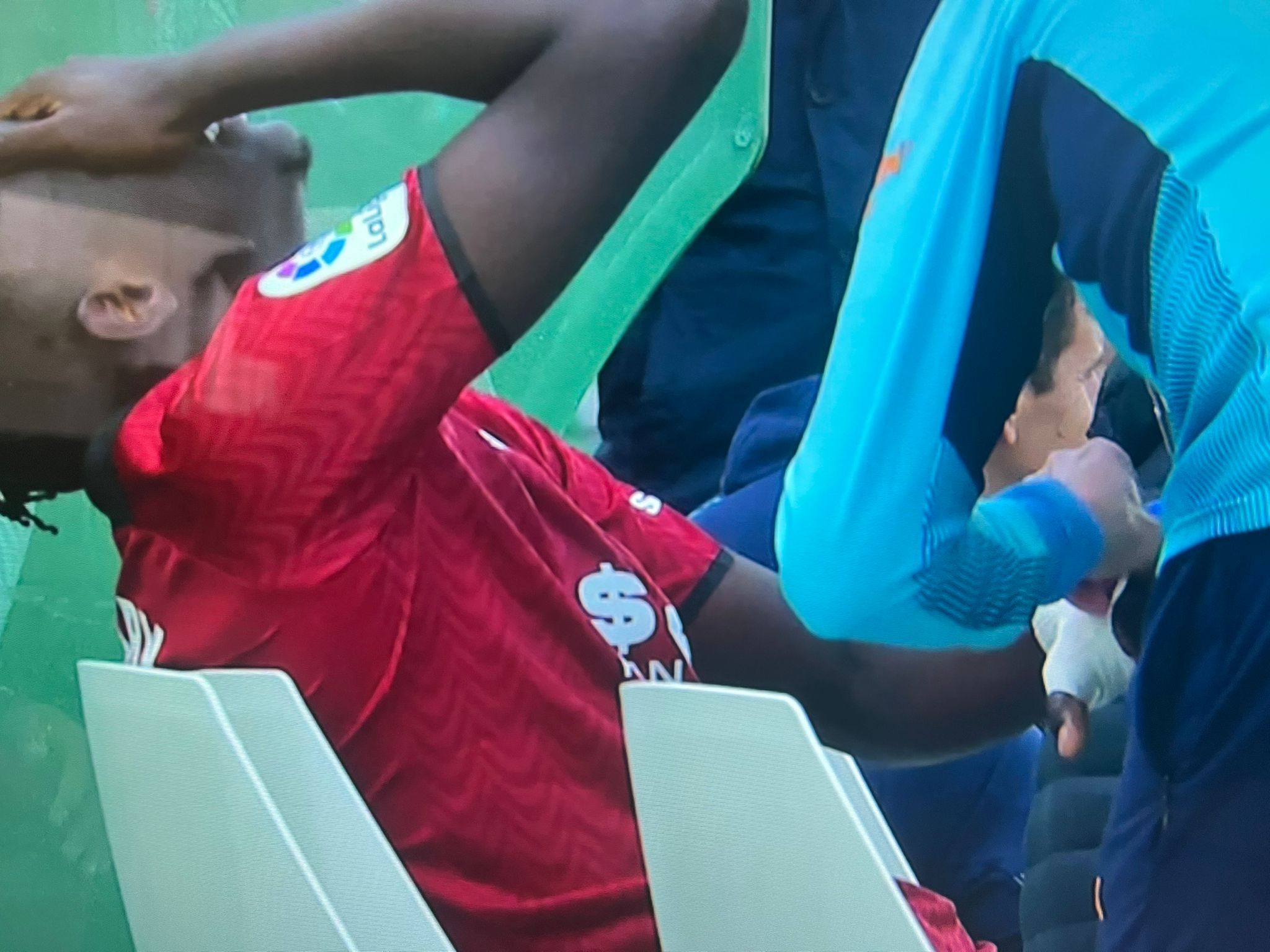  Mouctar Diakhaby se marcha lesionado.