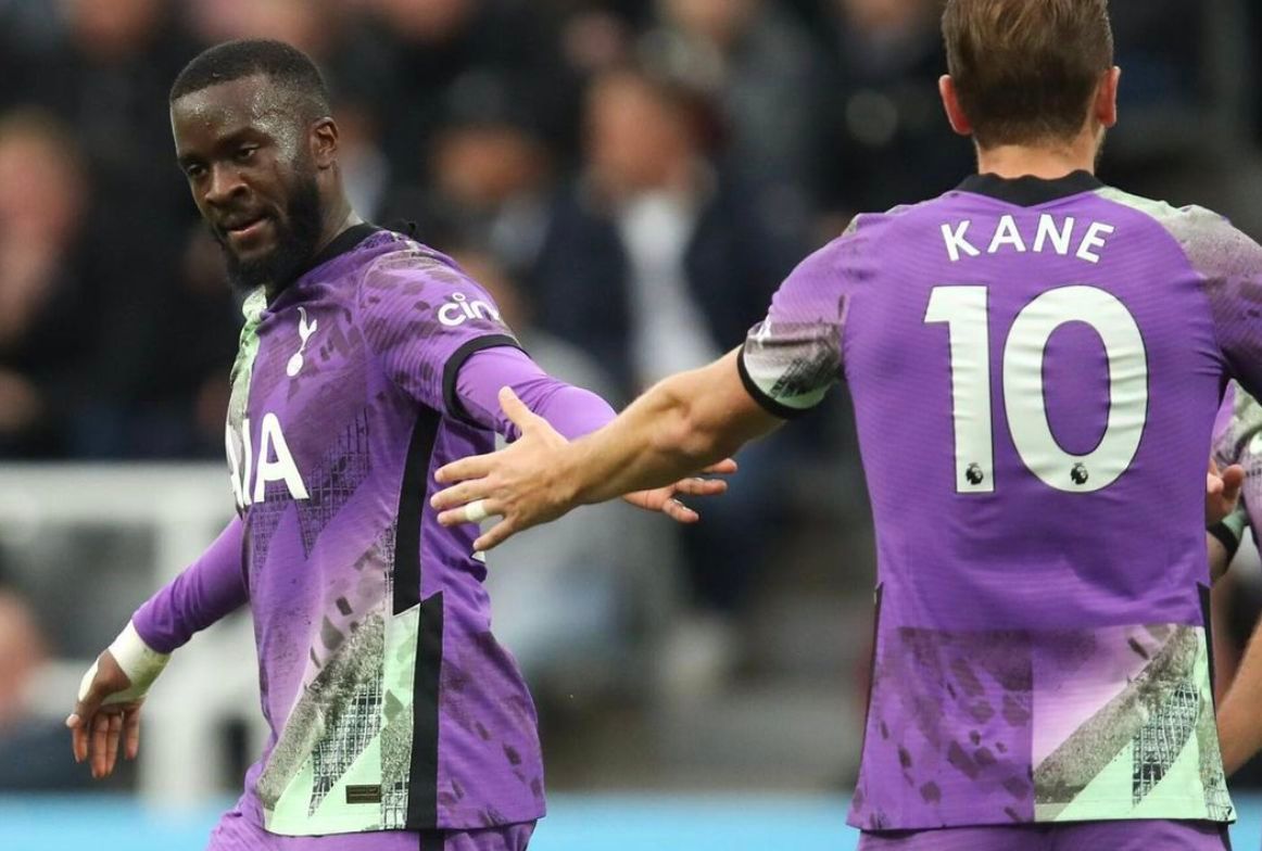  NDombélé choca la mano con Harry Kane.