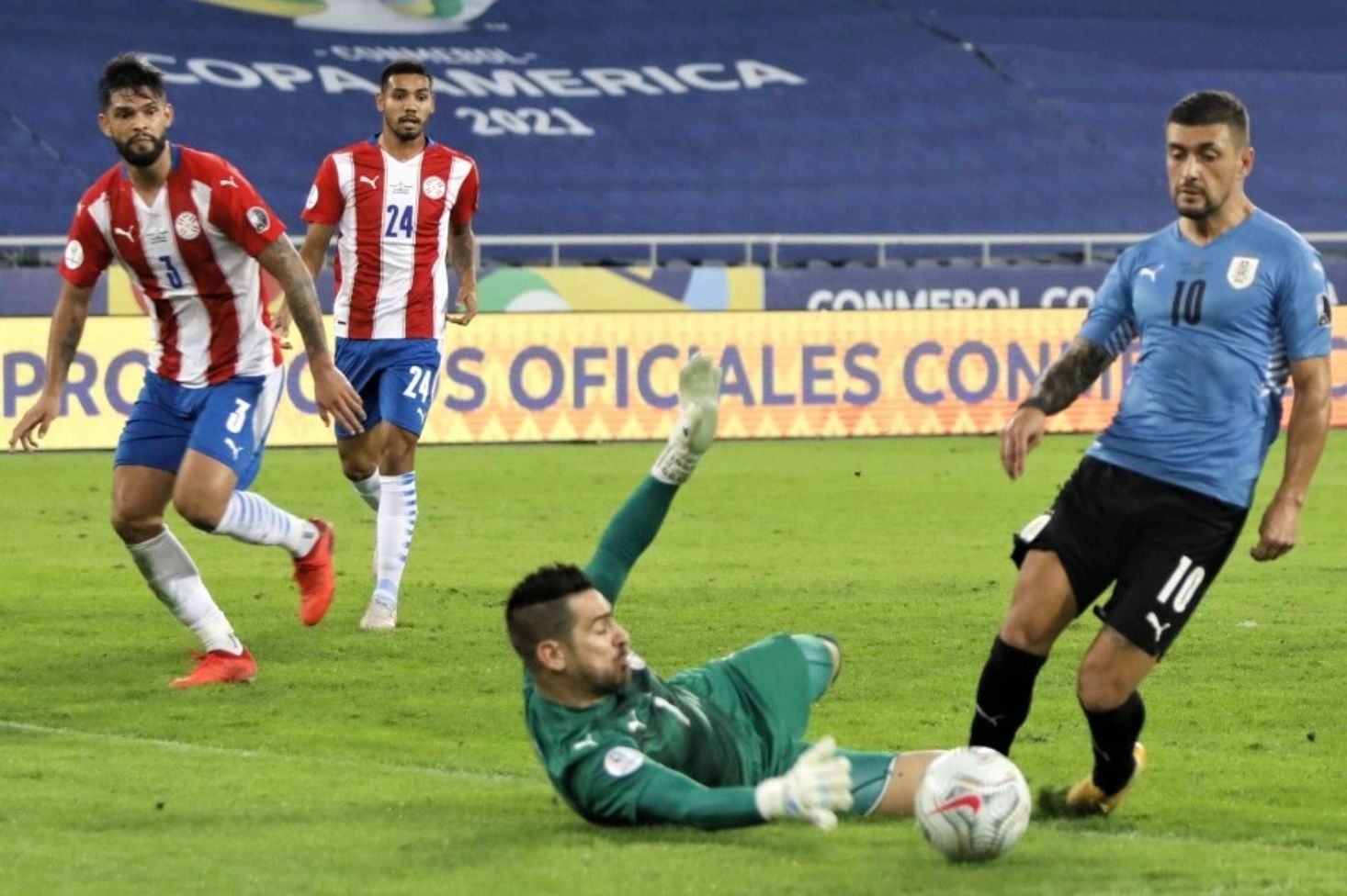  Omar Alderete, izquierda, ante la Uruguay de Maxi Gómez