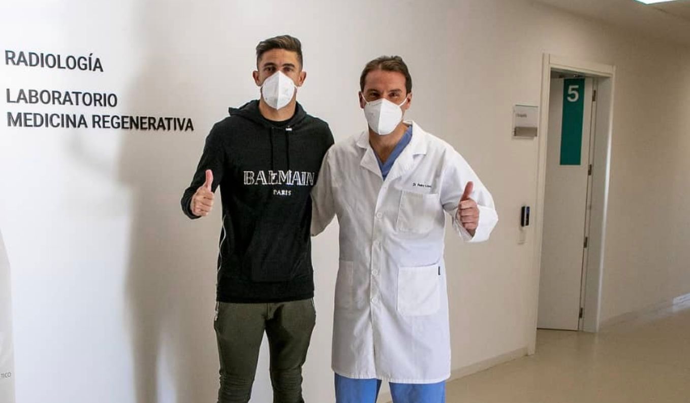 Gabriel Paulista posa junto al médico.