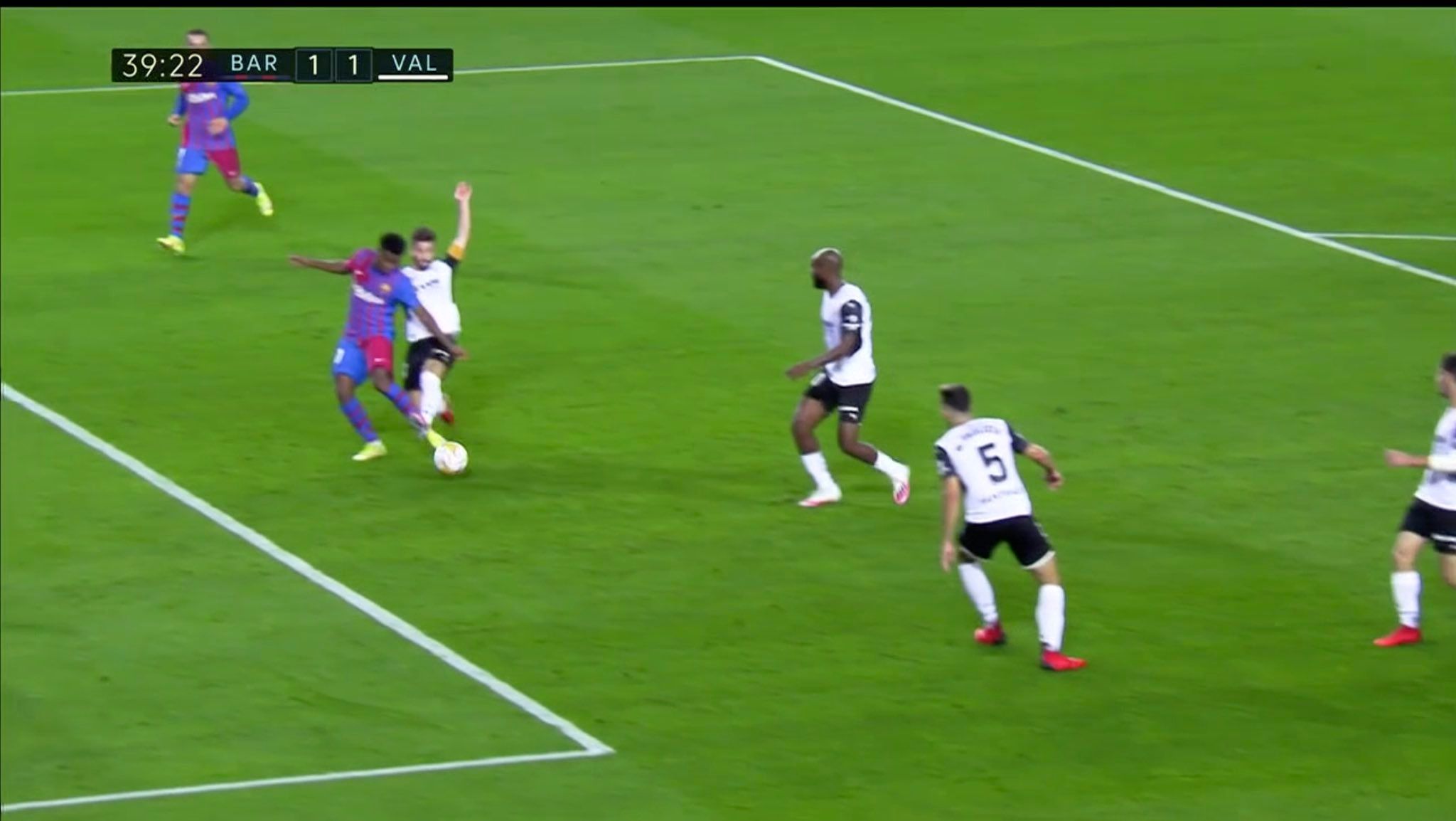  Penalti polémico pitado por Gil Manzano en el Barcelona-Valencia