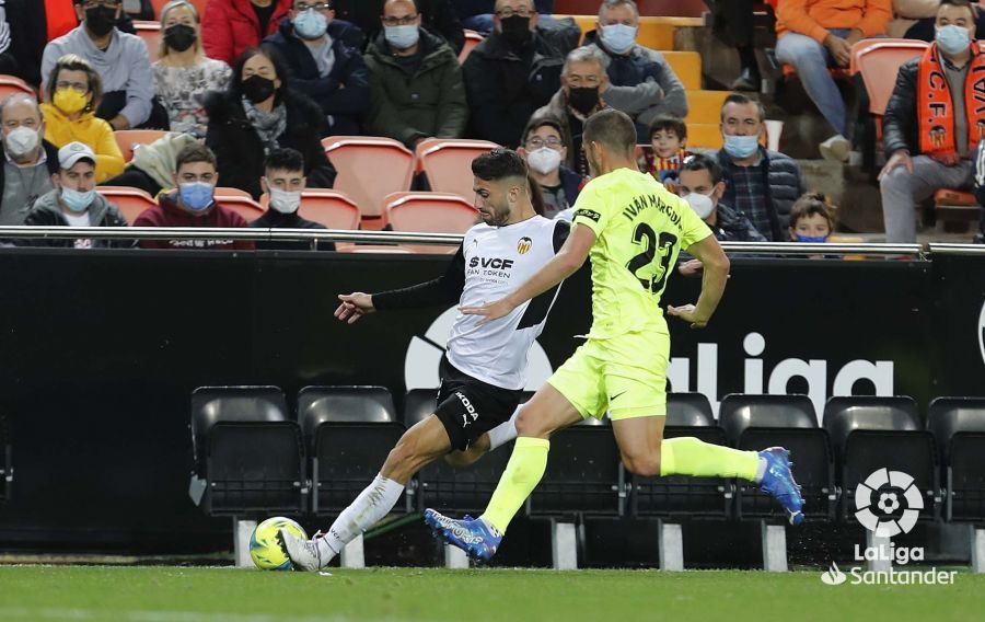 Piccini centra un balón en el Valencia - Elche