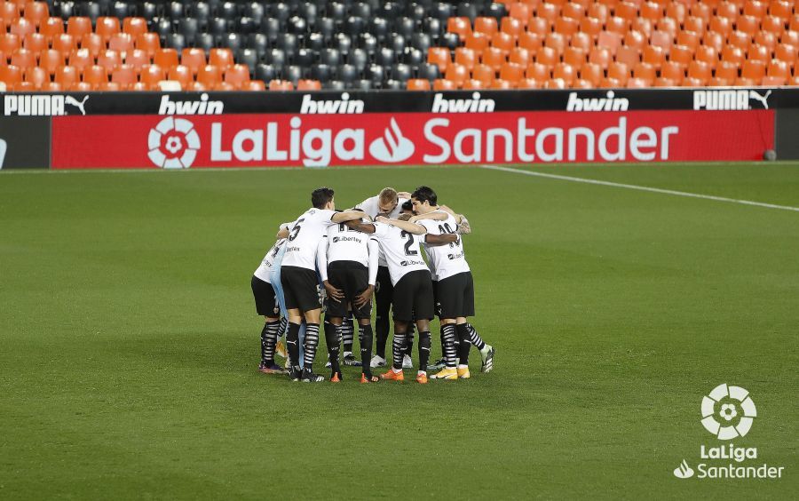 Piña de los jugadores del Valencia antes del partido ante Osasuna.