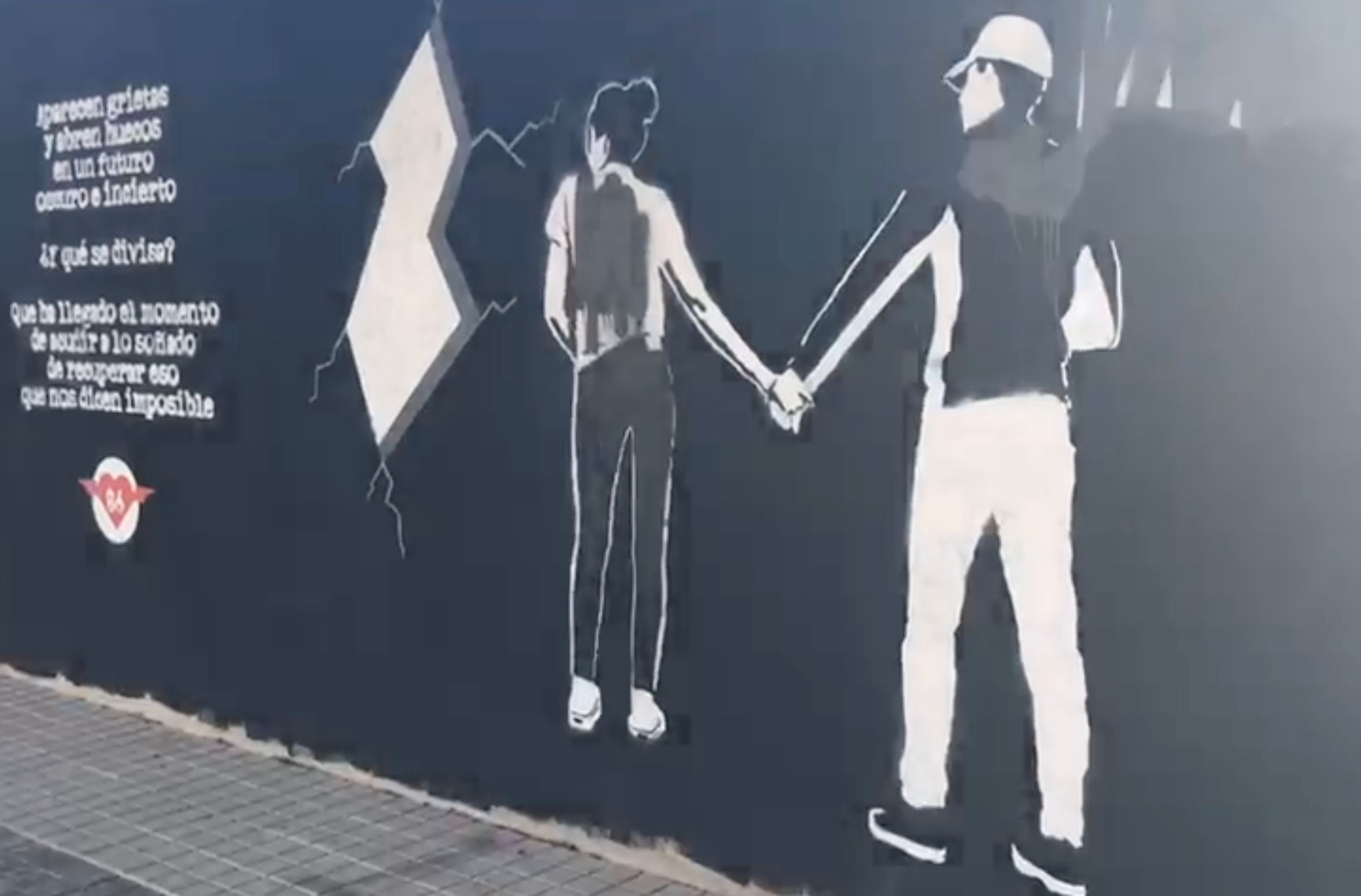 Pinturas contra el mural de Españeta