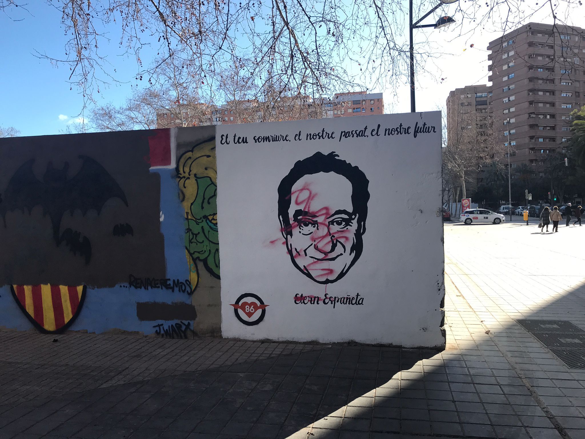 Pinturas contra el mural de Españeta
