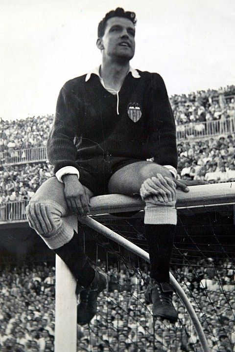 Quique subido al larguero.