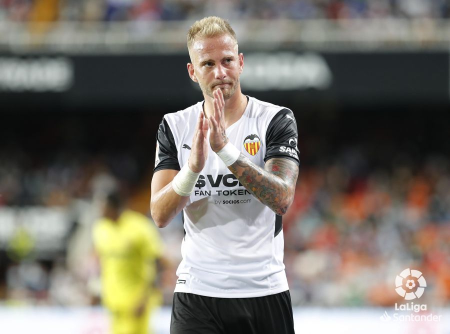  Uros Racic con el Valencia CF