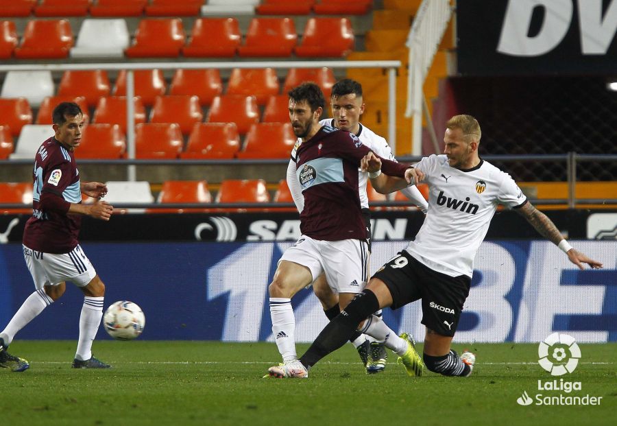  Racic presiona a Ferreyra.