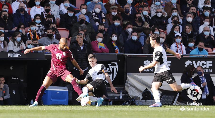 Rafinha trata de controlar un balón en Mestalla en el Real Sociedad-Valencia.