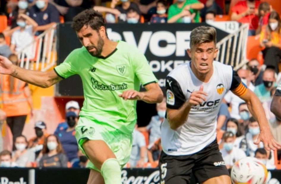 Raúl García y Gabriel Paulista, en el Valencia CF - Athletic