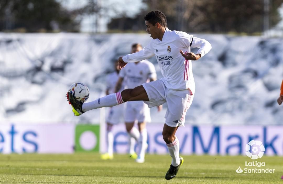  Raphael Varane controla un balón en el Real Madrid-Valencia.