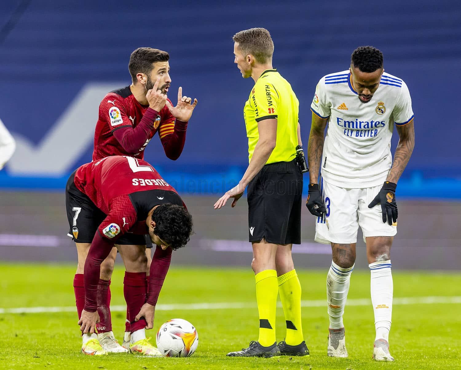  José Gayà habla con Hernández Hernández aquel día ante el Madrid