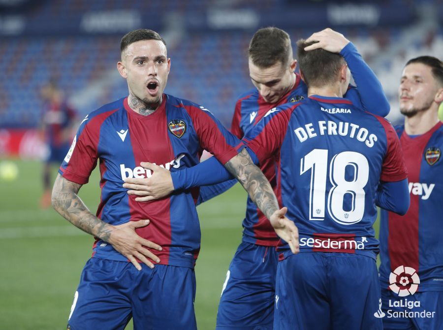  Roger celebra con De Frutos su gol al Valencia.