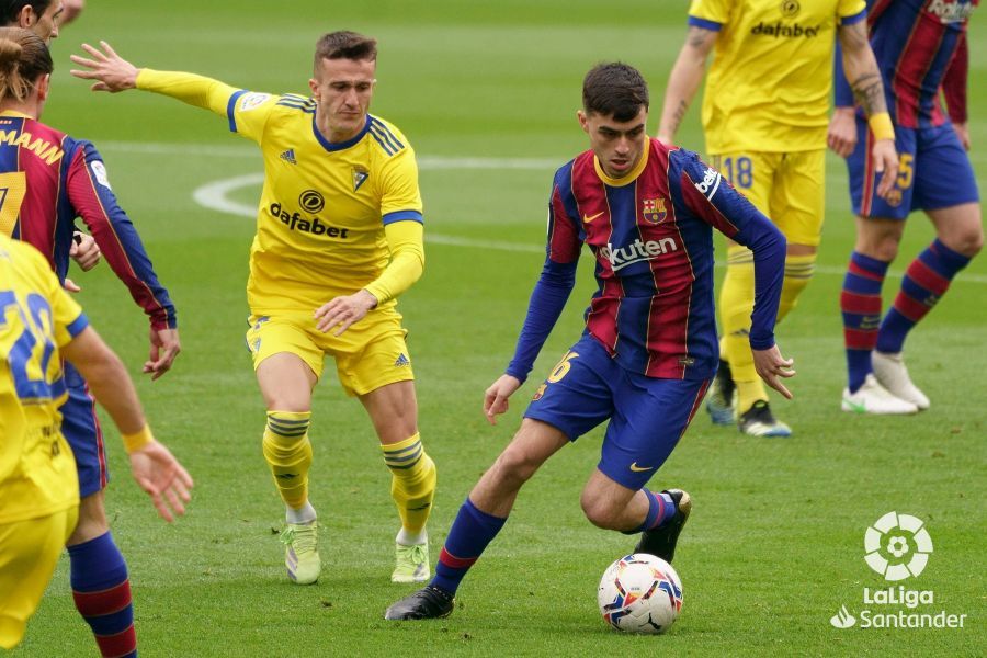  Salvi presiona a Pedri.