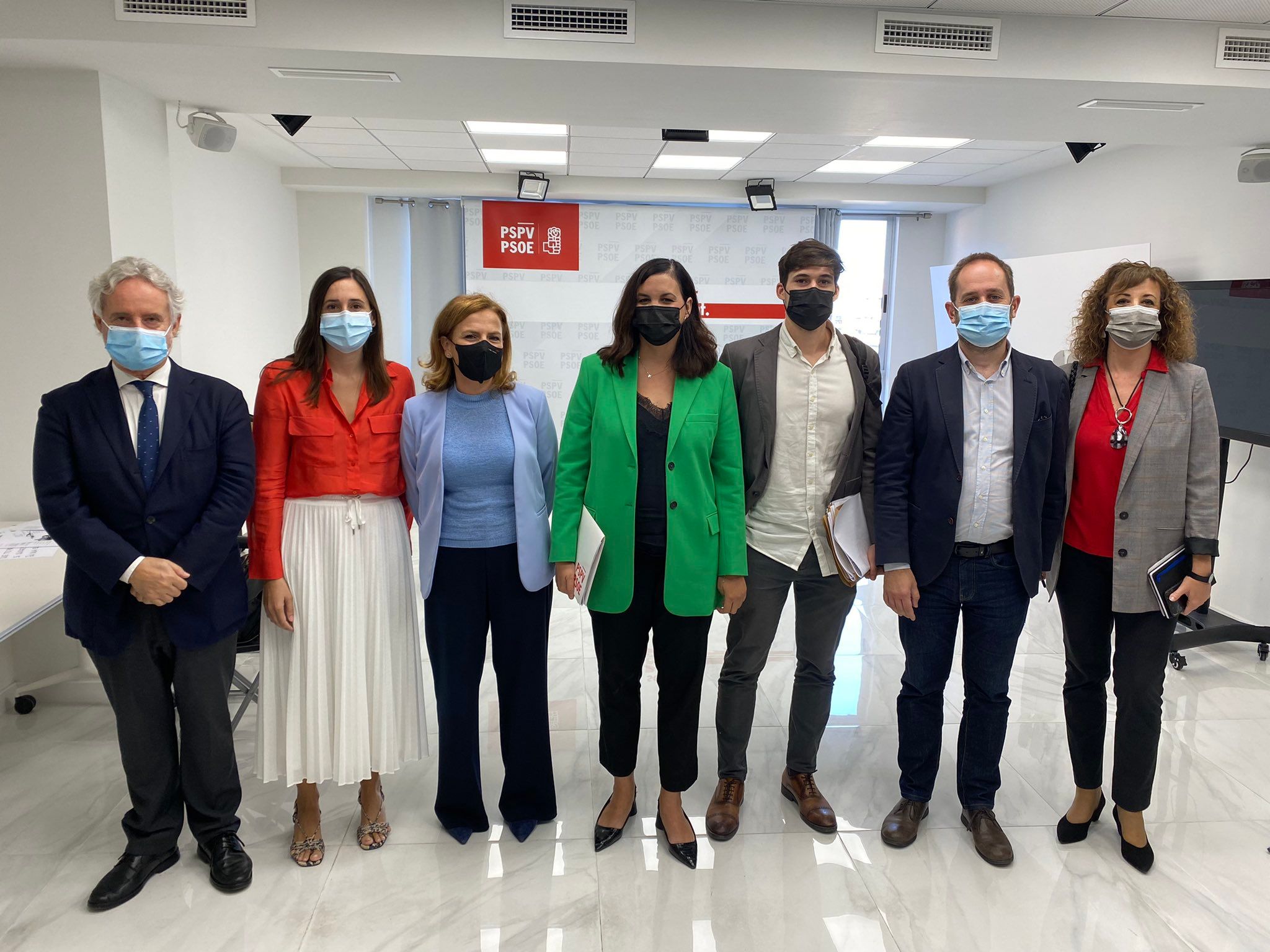 Sandra Gómez de verde y, de azul, Pilar Bernabé, que han hablado del Nuevo Estadio y del Polideportivo