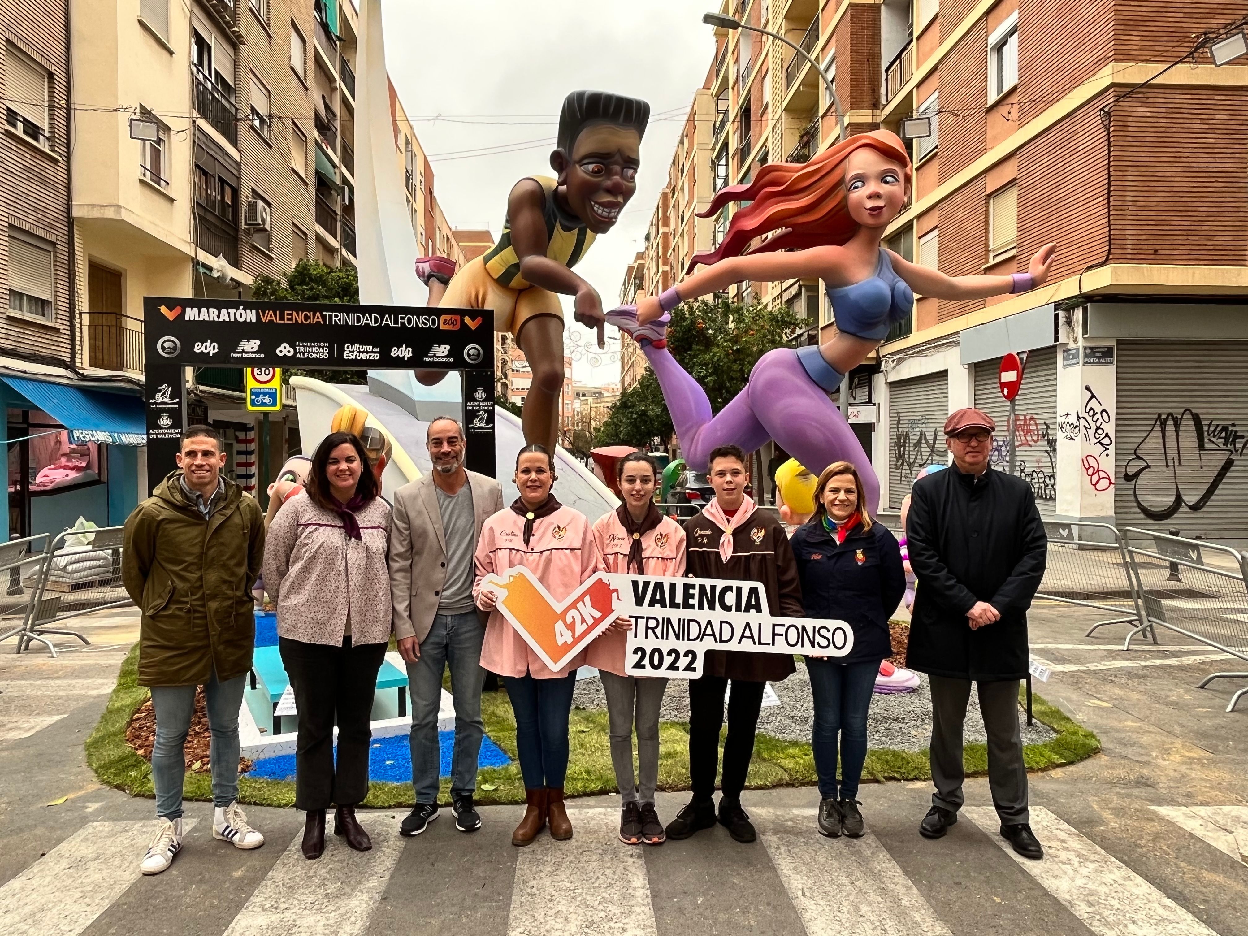 Sandra Gómez visitó la falla del Maratón y habló del Nou Mestalla
