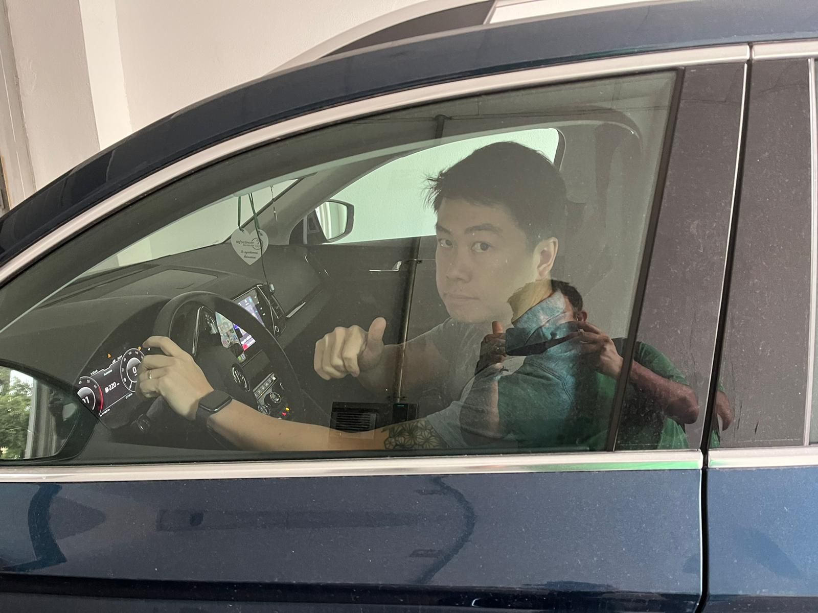 Sean Bai llega a las oficinas del Valencia CF esta mañana, firmó los poderes y despidió a Bordalás