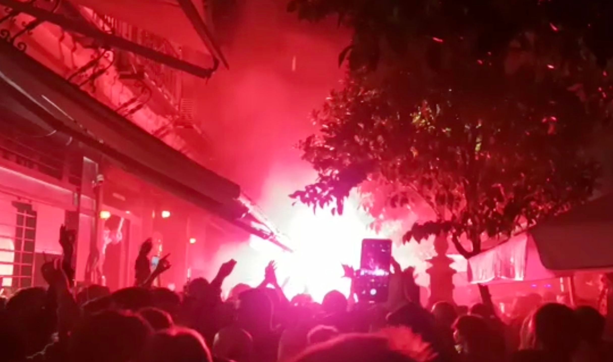  Sevilla de rojo bengala por la afición del Valencia CF