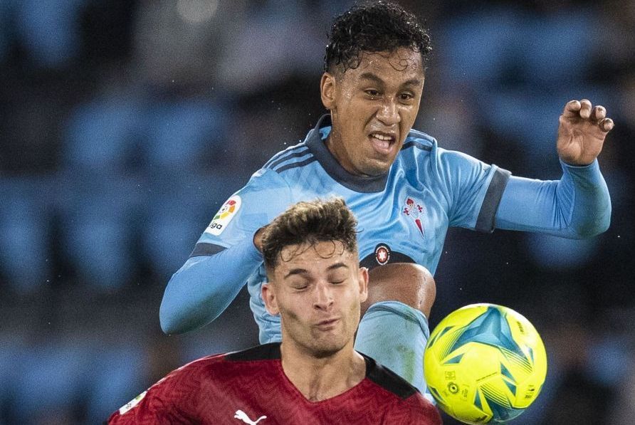  Renato Tapia ante el Valencia.