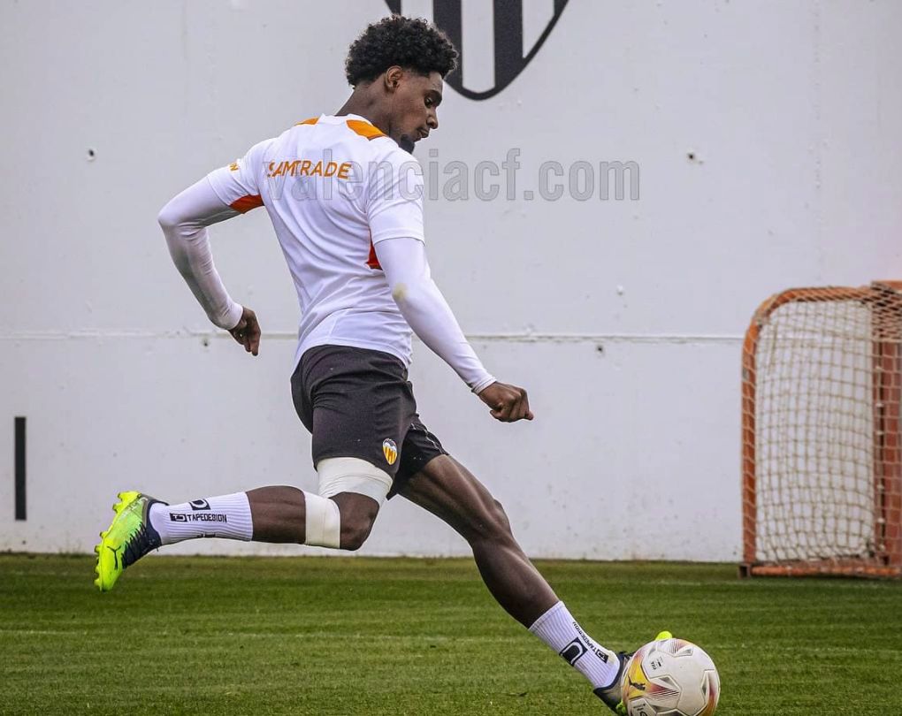 Thierry trabaja con un readaptador en el día en que fue baja Cömert