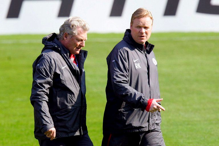  Toni Bruins Slot junto a Koeman