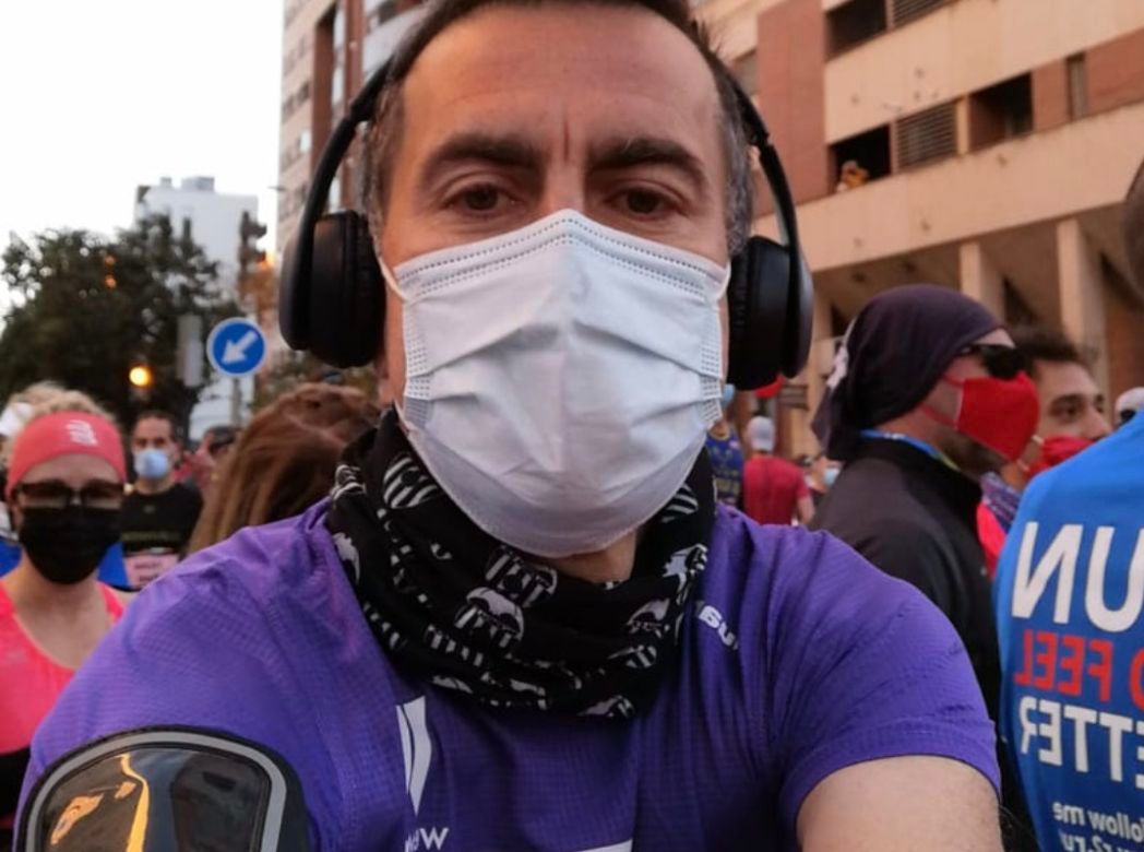 Toni Casterá Brugada con el pañuelo homenaje a Castellanos, Waldo y Guillot