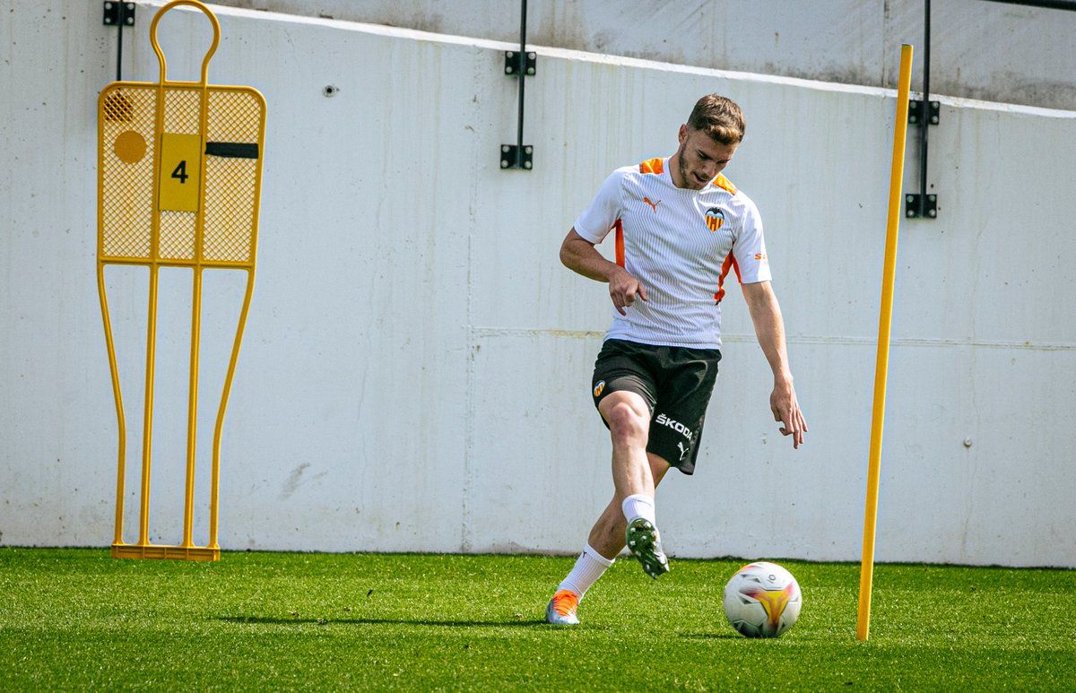 Toni Lato se entrenó en una sesión marcada por la ausencia de Gabriel Paulista